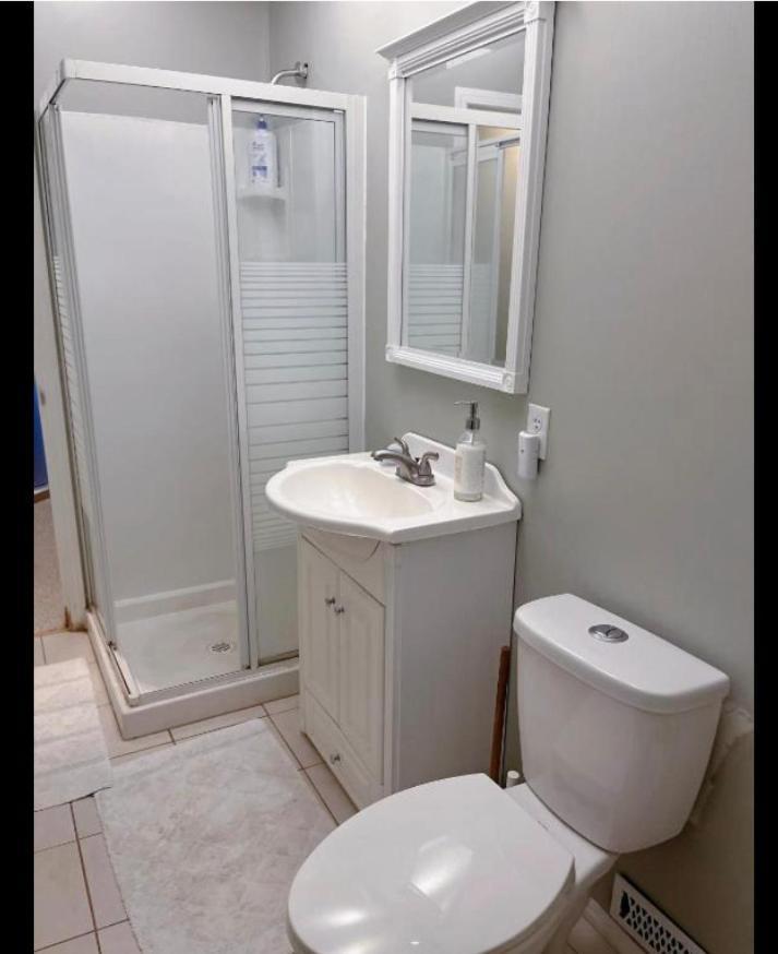 Best Garden House&3 Mins Bus Station Close C-Train&Free Parking คาลการี ภายนอก รูปภาพ
